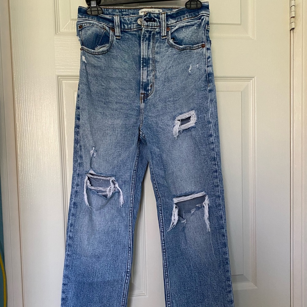 Abercrombie distressed ultra high rise ankle straight jeans. Size 26 short